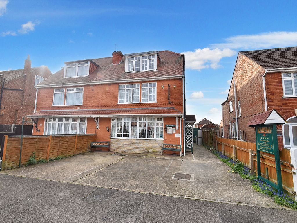 11 bed terraced house for sale in Sunningdale Drive, Skegness PE25, £