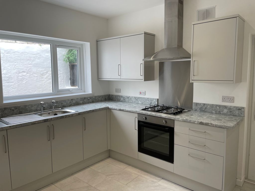 3 bed terraced house to rent in Rodney Street, Swansea SA1, £1,050 pcm Zoopla