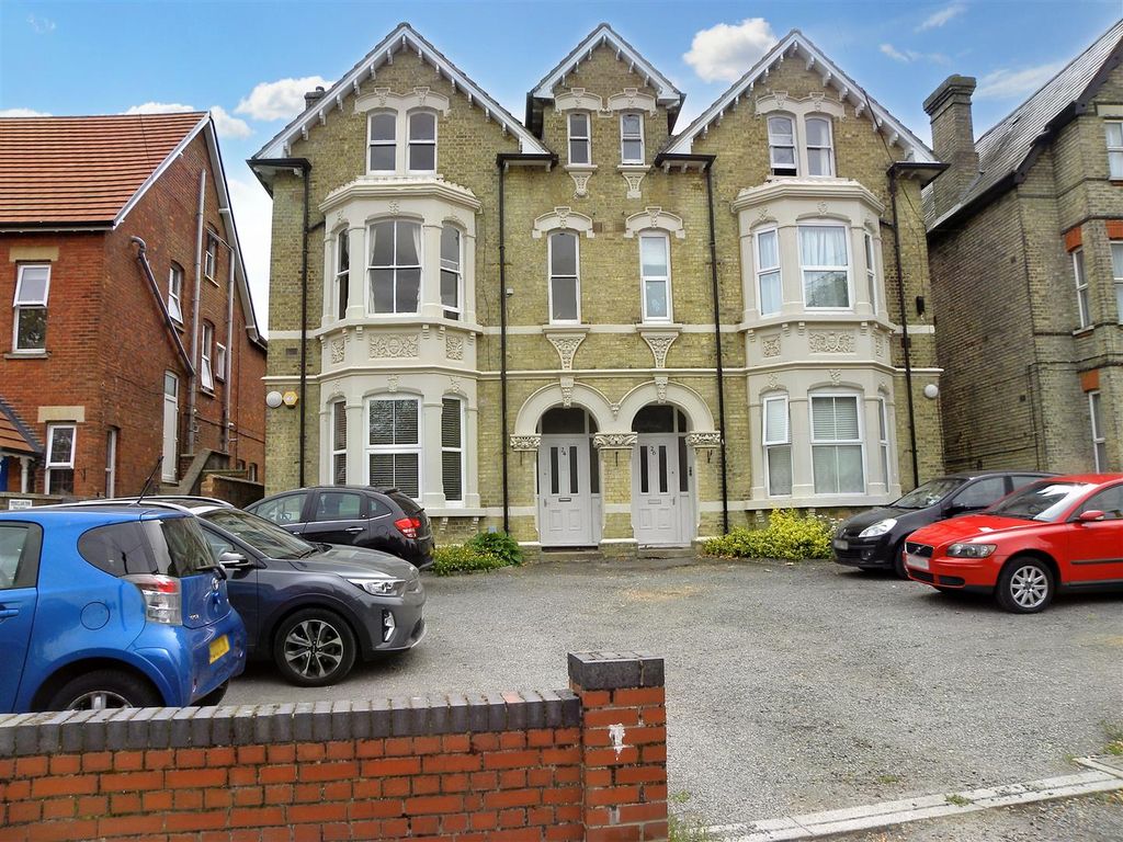 2 bed flat for sale in Clapham Road, Bedford MK41, £170,000 Zoopla