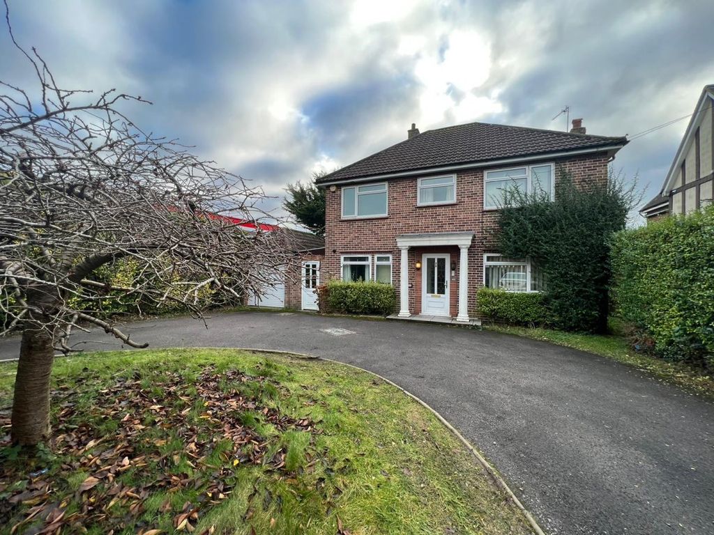 3 bed detached house to rent in Marlow Road, High HP11, £2,600