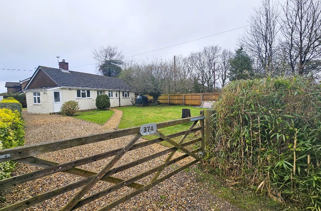 3 bed bungalow to rent in Christchurch Road, West Parley, Ferndown BH22