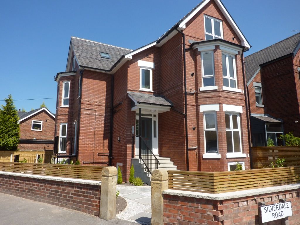 1 bed flat to rent in Silverdale Road, ChorltonCumHardy, Manchester