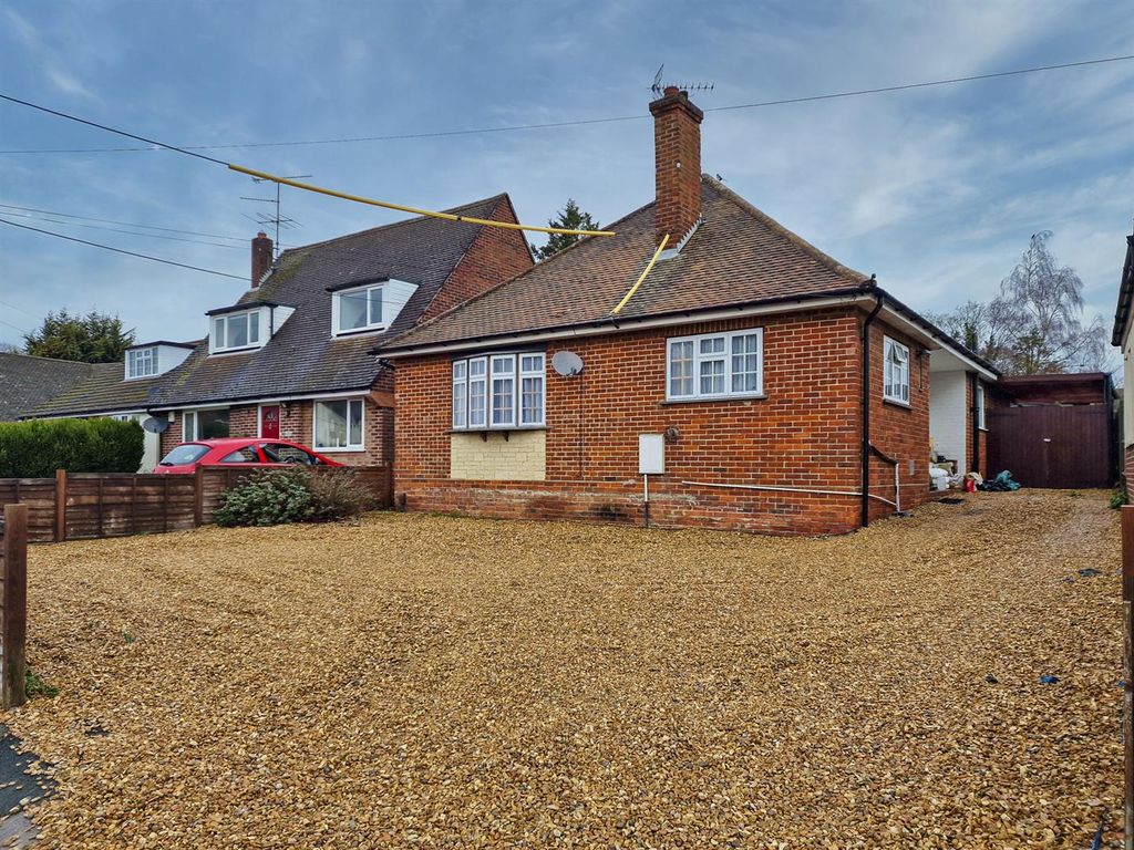 4 bed detached bungalow for sale in Silverdale Road, Earley, Reading