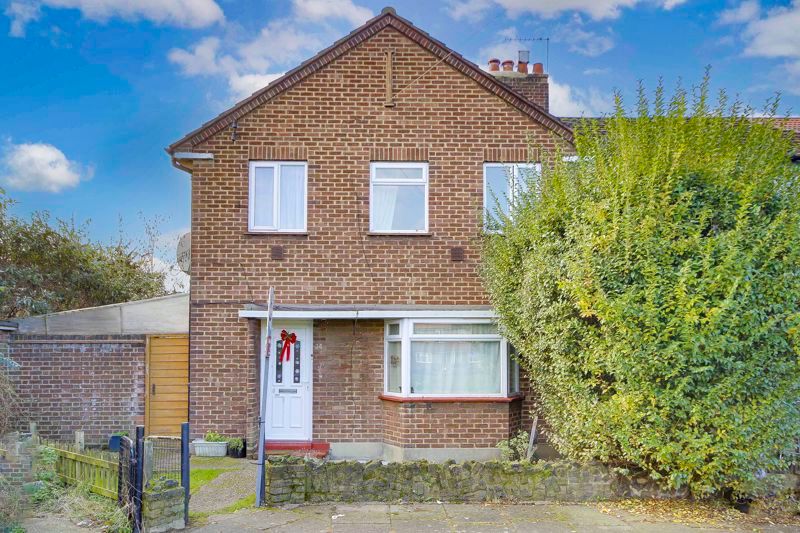 3 bed terraced house for sale in Dartford Avenue, London N9, £435,000