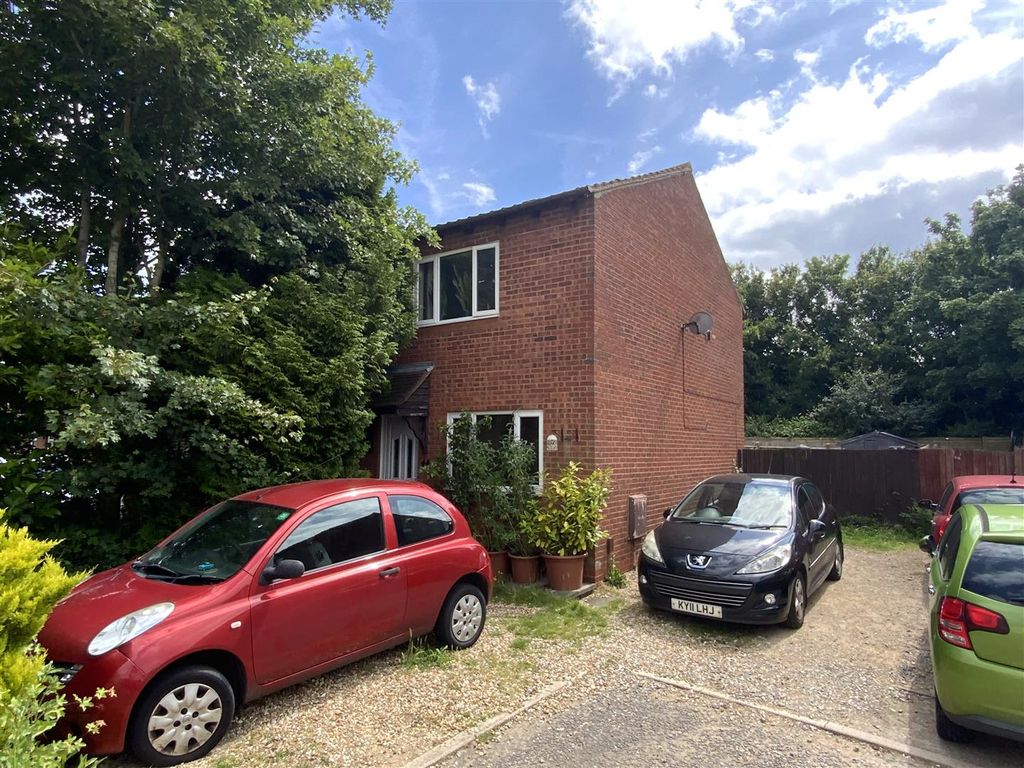 2 bed end terrace house for sale in Simonsbath, Furzton, Milton Keynes