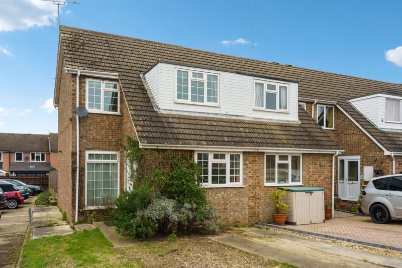 3 bed end terrace house for sale in Parliament Road, Thame OX9, £