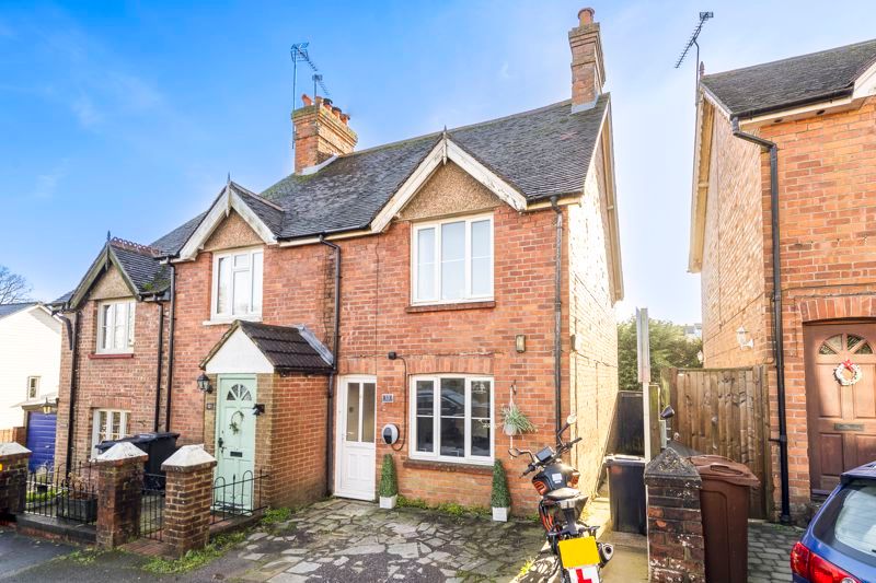 3 bed end terrace house for sale in Park Crescent, Crowborough TN6, £