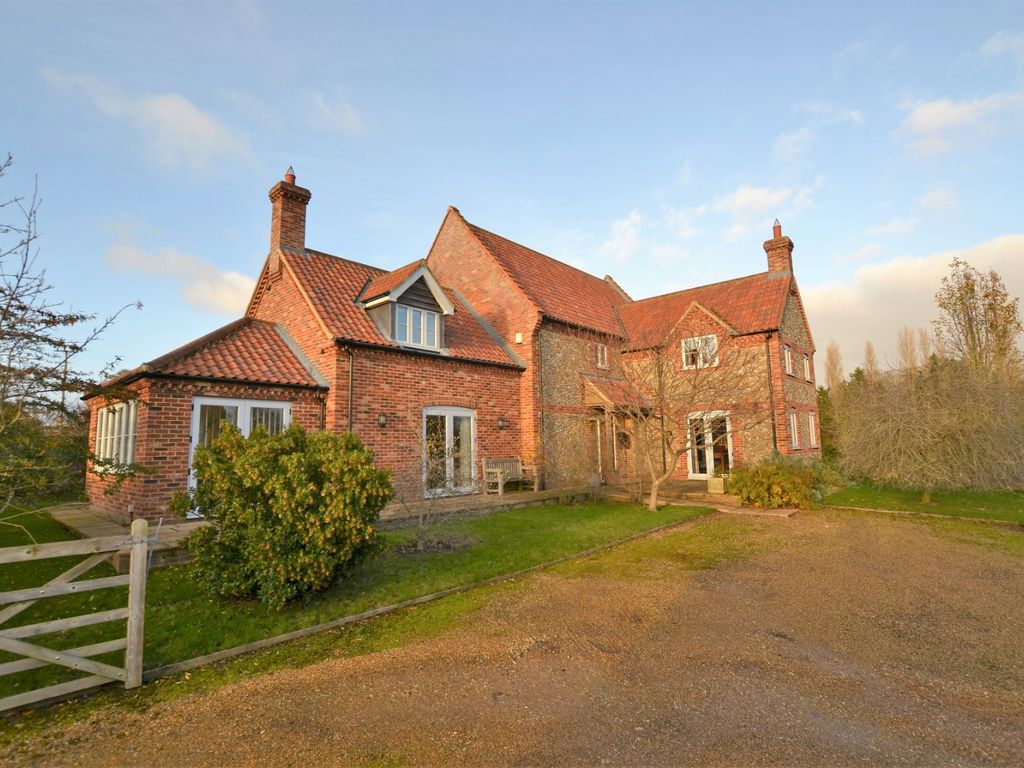 4 bed detached house for sale in Highfields Meadow, East Bilney