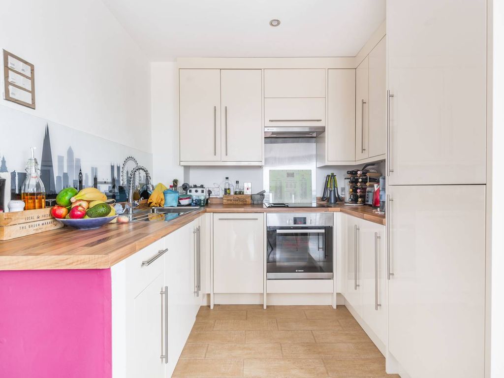 2 bed flat to rent in Windmill Lane, Stratford, London E15, £2,400 pcm