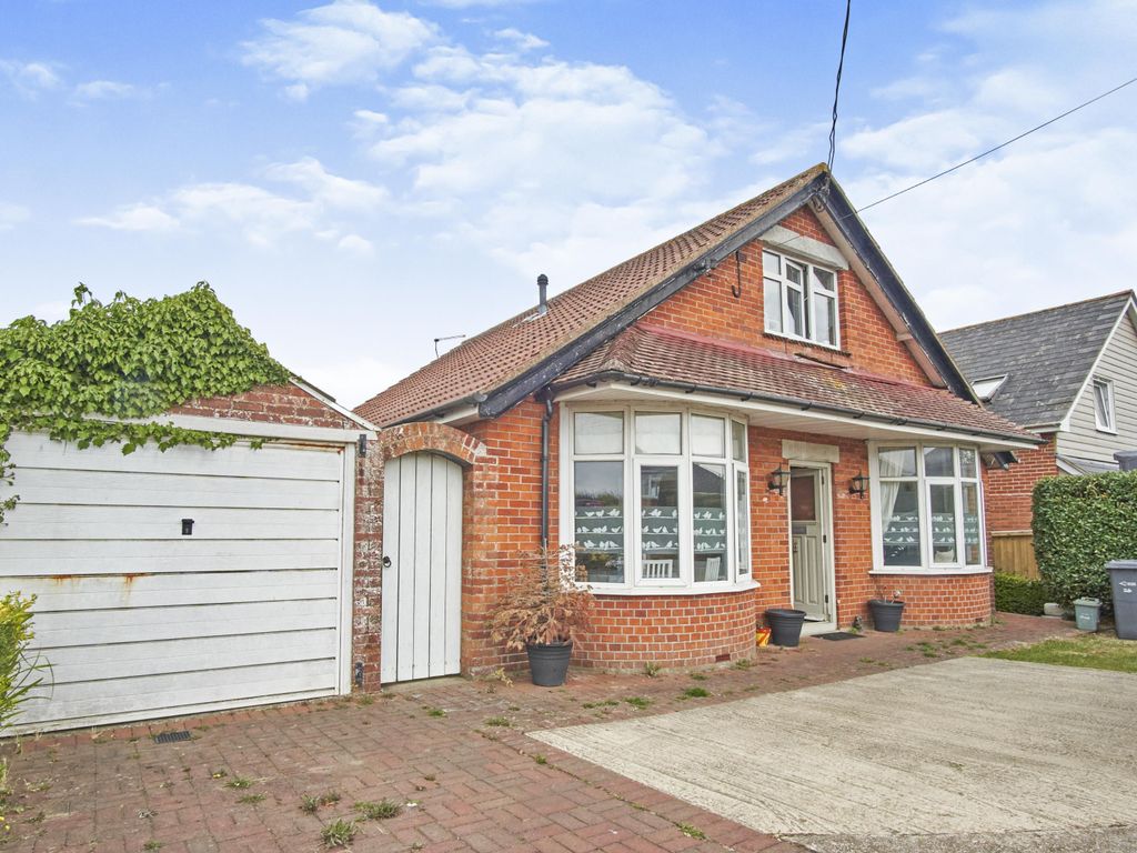 4 bed bungalow for sale in Cowes Road, Newport, Isle Of Wight PO30 Zoopla