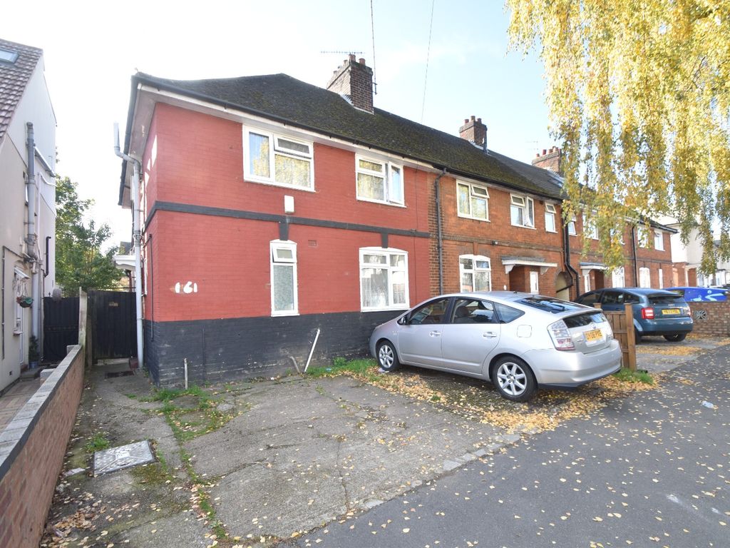 3 bed end terrace house for sale in Selbourne Road, Luton LU4 - Zoopla
