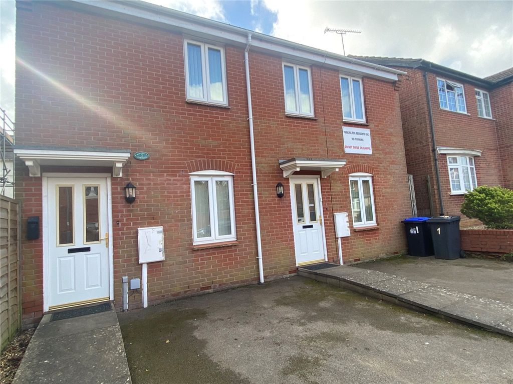 2 bed flat for sale in Kingsley Avenue, Daventry, Northamptonshire NN11