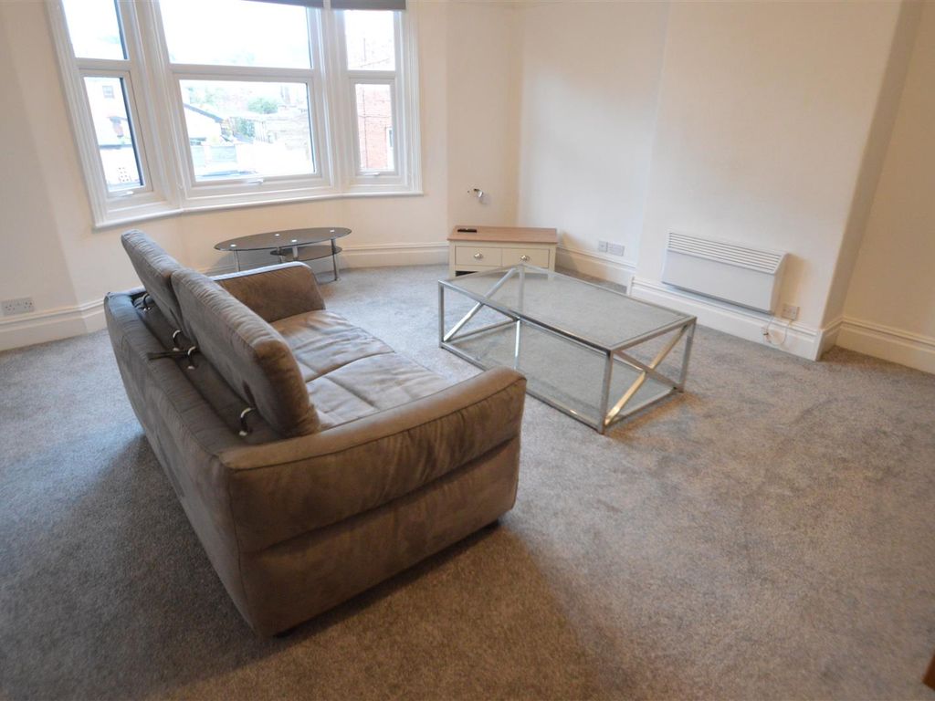 3 bed flat to rent in Shaw Road, Heaton Moor, Stockport SK4, £1,950 pcm