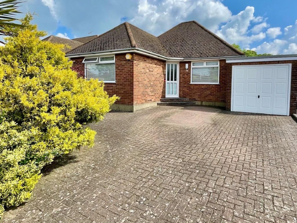 3 bed detached bungalow for sale in Sunnybank Road, Potters Bar EN6, £
