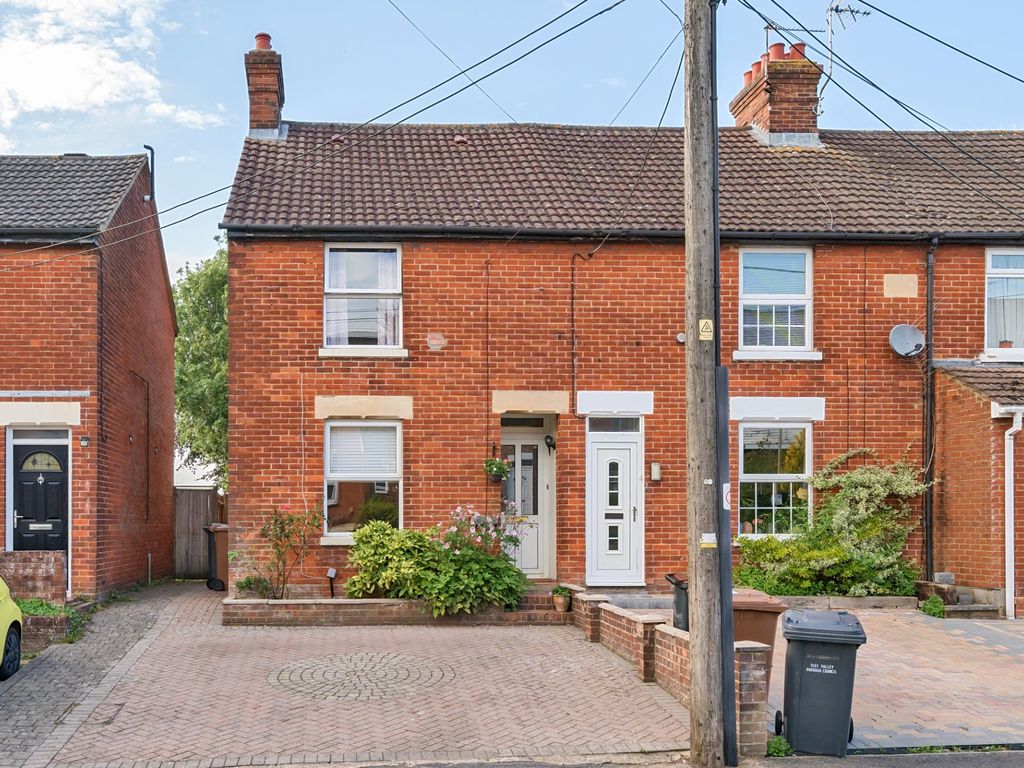 3 bed end terrace house for sale in Vigo Road, Andover SP10, £292,500