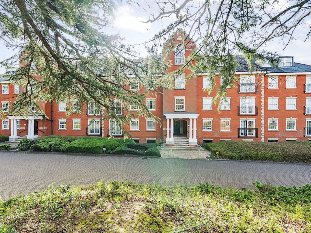 3 bed flat to rent in Montague Close, Wokingham RG40, £1,750 pcm Zoopla