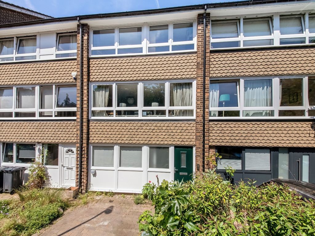 3 bed terraced house to rent in Wakefield Gardens, London SE19, £2,500