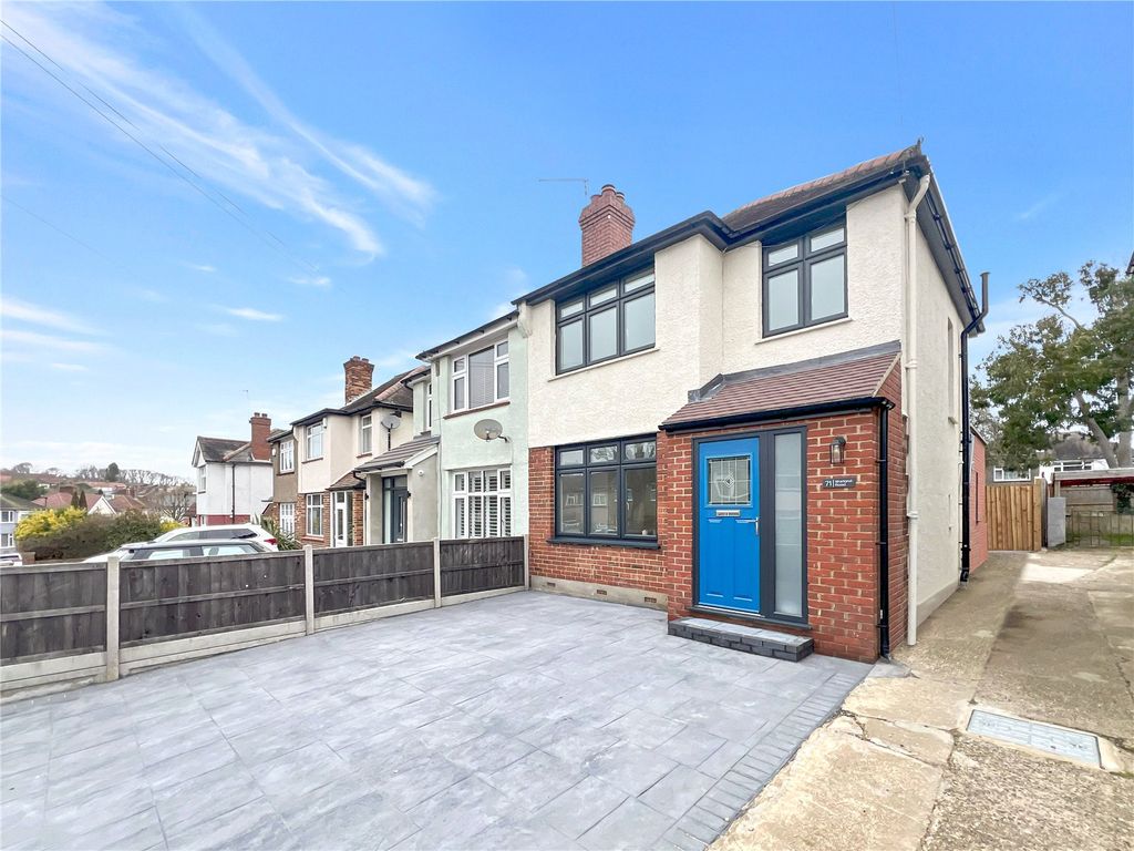 3 bed semidetached house for sale in Warland Road, London SE18, £