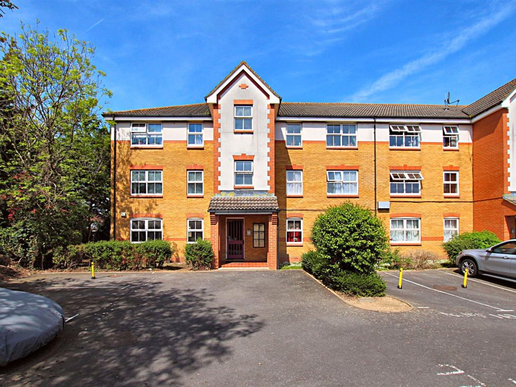 2 bed flat to rent in Nuffield Court, Heston TW5, £1,695 pcm Zoopla