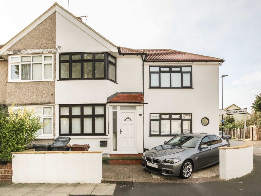 2 bed property to rent in Saxon Avenue, Feltham TW13, £1,900 pcm Zoopla