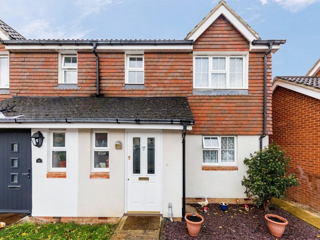 3 bed end terrace house for sale in Kingsnorth, Ashford