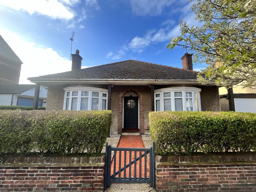 3 bed bungalow to rent in York Avenue, Hunstanton PE36, £1,000 pcm Zoopla