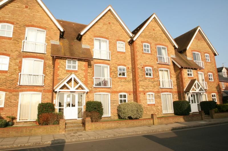 1 bed flat to rent in River Road, Littlehampton, West Sussex BN17, £850