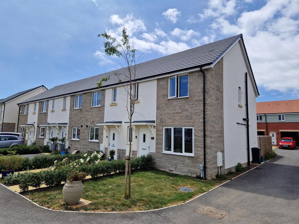 3 bed end terrace house for sale in Tomahawk Road, Haywood Village