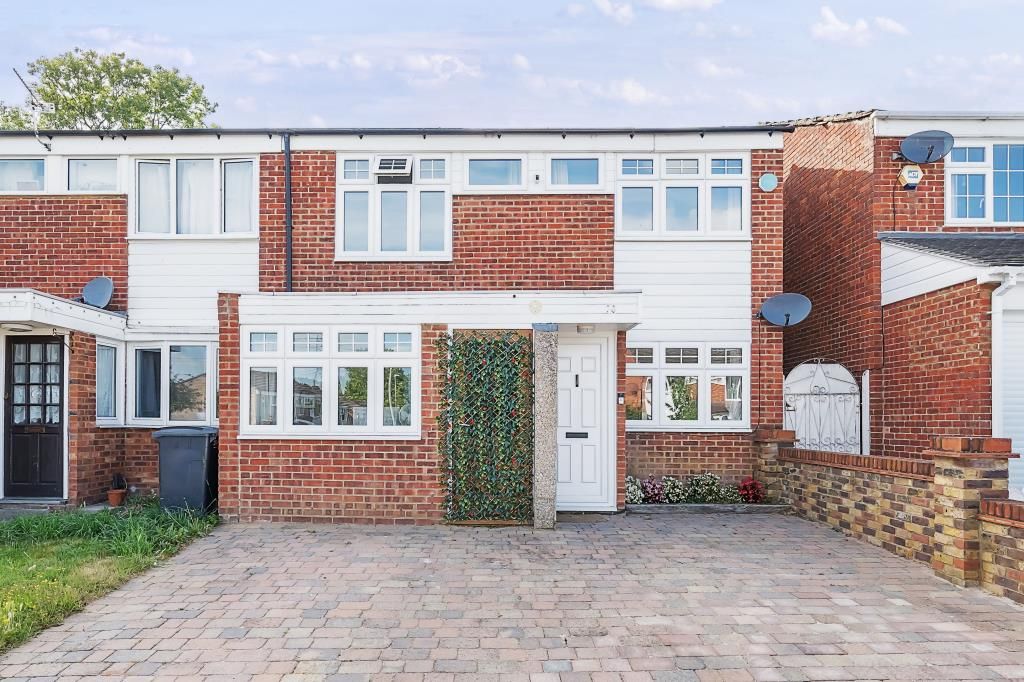 3 bed end terrace house for sale in Chessington, Surrey KT9, £575,000