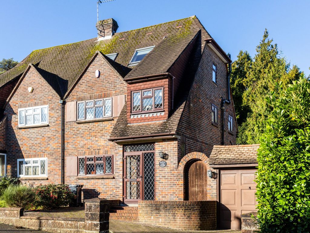 4 bed semidetached house for sale in Darcy Close, Coulsdon CR5, £