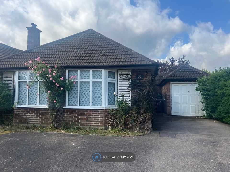 3 bed bungalow to rent in Midway, St. Albans AL3, £2,500 pcm Zoopla
