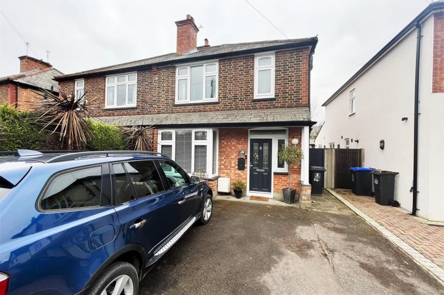 3 bed semidetached house to rent in Kingsway, Woking GU21 Zoopla