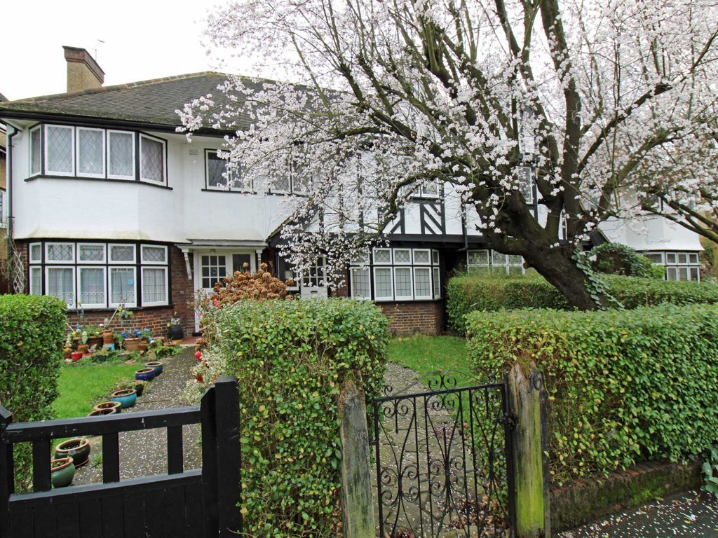 4 bed terraced house to rent in Queens Drive, London W3, £3,497 pcm