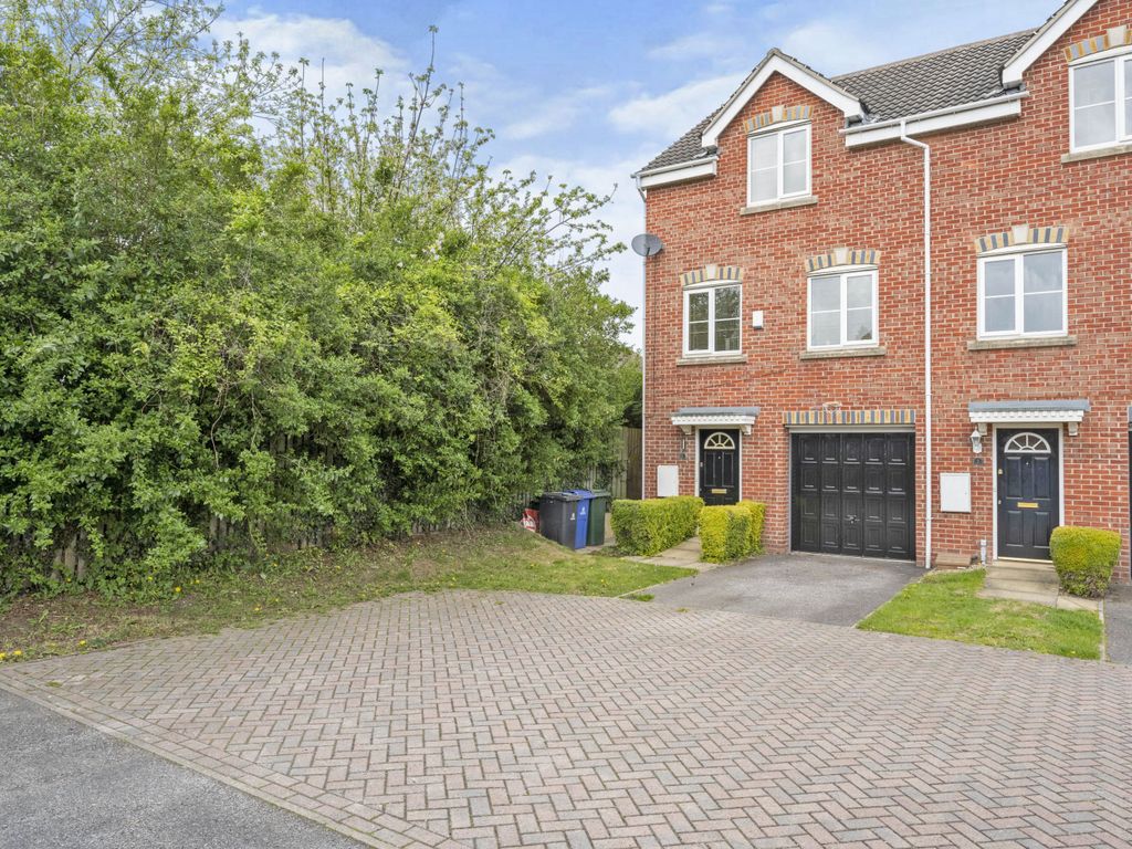 3 bed end terrace house for sale in Heath Court, Warmsworth, Doncaster