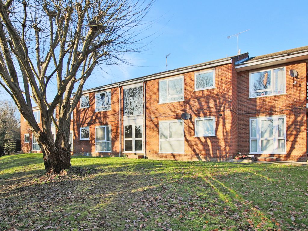 2 bed flat to rent in Chiltern Park Avenue, Berkhamsted, Hertfordshire