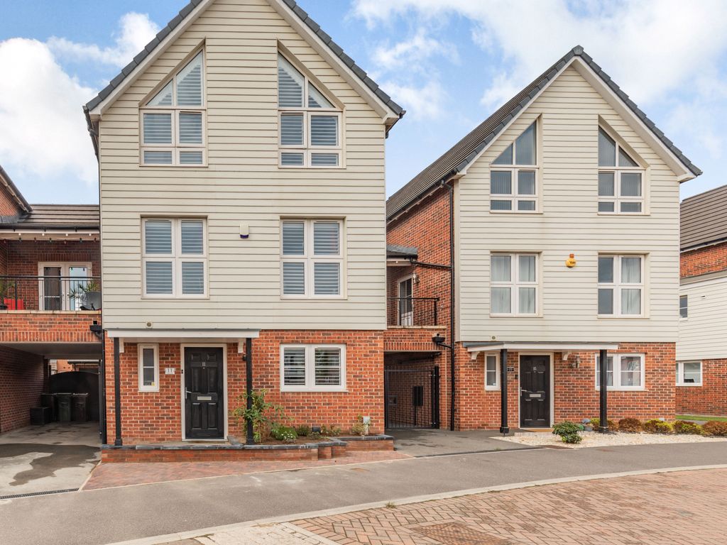 4 bed linkdetached house for sale in Park Way, Castleford, West