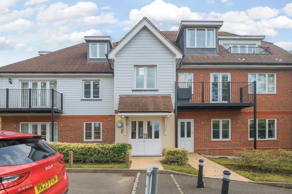 2 bed flat for sale in High Buckinghamshire HP13, £240,000 Zoopla