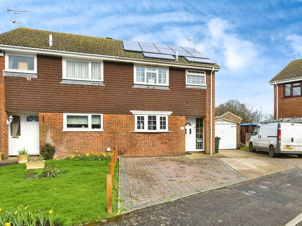 3 bed semidetached house for sale in Southbourne, Kingsnorth, Ashford