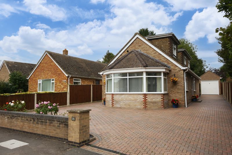 4 bed detached bungalow for sale in Brinkinfield Road, Chalgrove