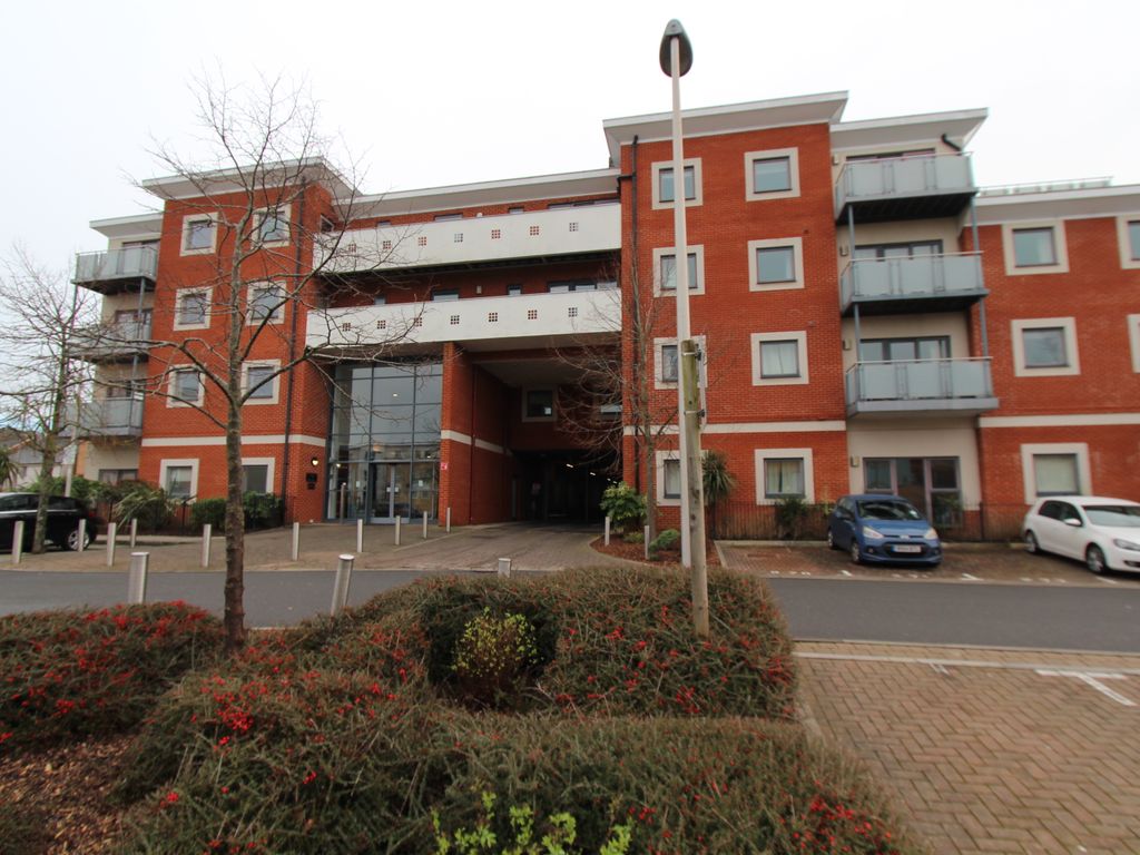 2 bed flat to rent in Rushley Way, Island, Reading RG2, £1,550