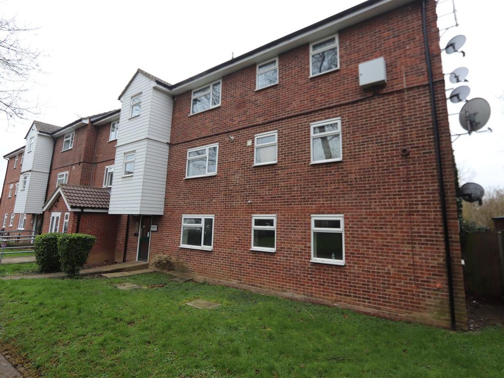 2 bed flat to rent in Boston Avenue, Rayleigh SS6, £975 pcm Zoopla