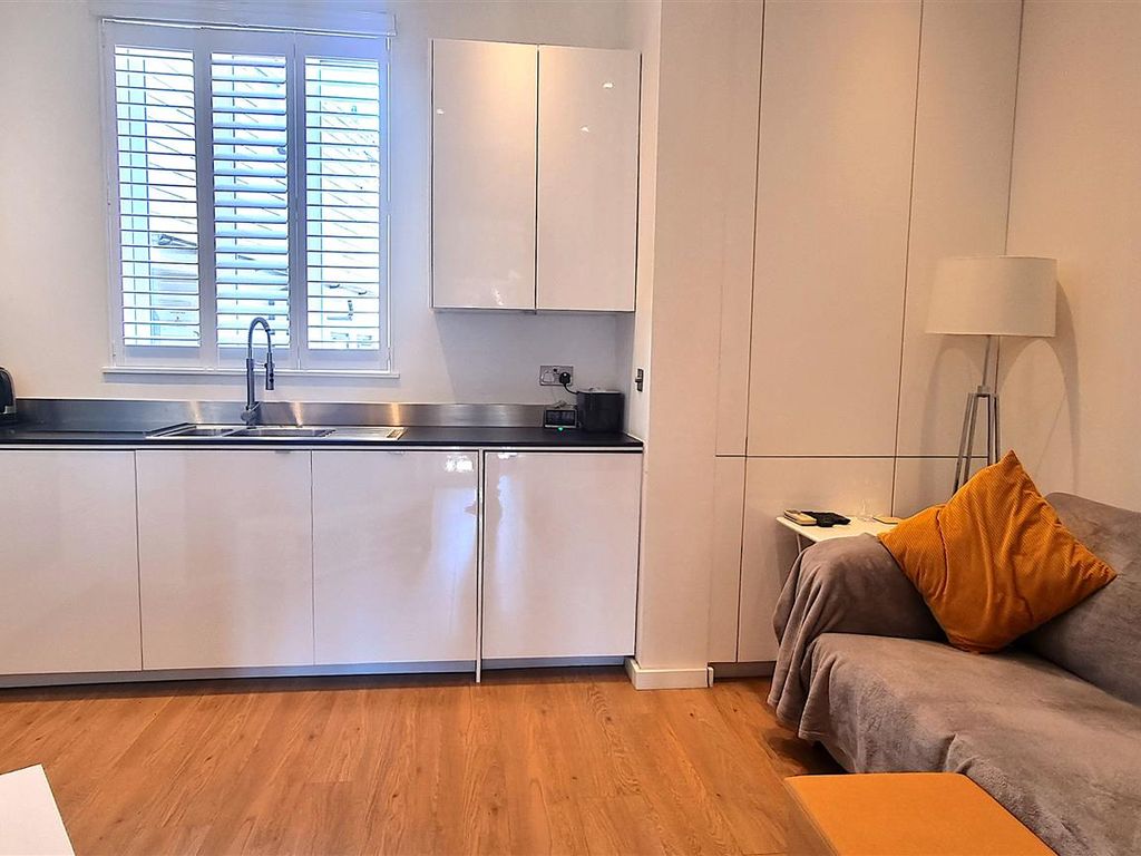 1 bed flat to rent in Finchley Road, London NW11, £1,250 pcm Zoopla