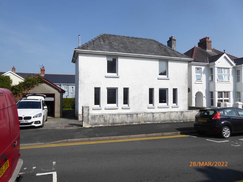 3 bed detached house to rent in St. Davids Avenue, Carmarthen SA31, £