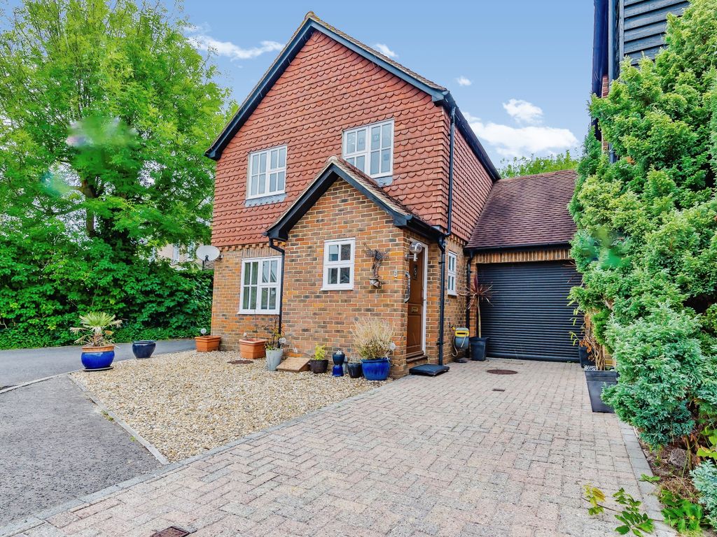 3 bed linkdetached house for sale in Kings Mews, Horsham