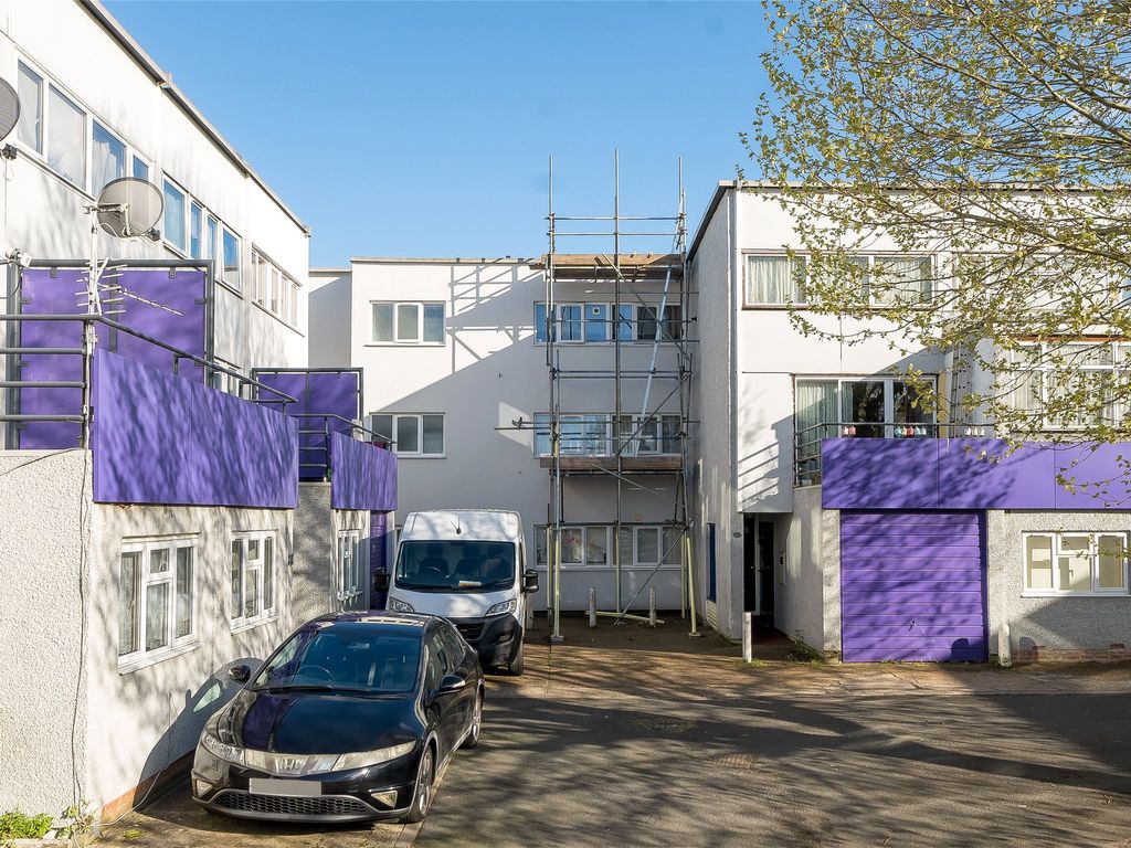 1 bed flat for sale in Brecon Close, Mitcham CR4, £185,000 Zoopla