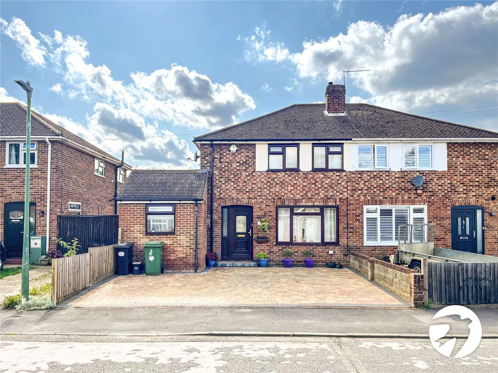 4 bed semidetached house for sale in Garden Close, Maidstone, Kent