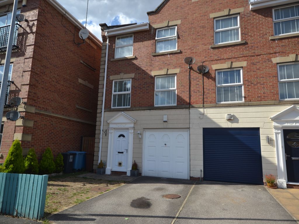 3 bed town house for sale in Lock Keepers Court, Victoria Dock, Hull