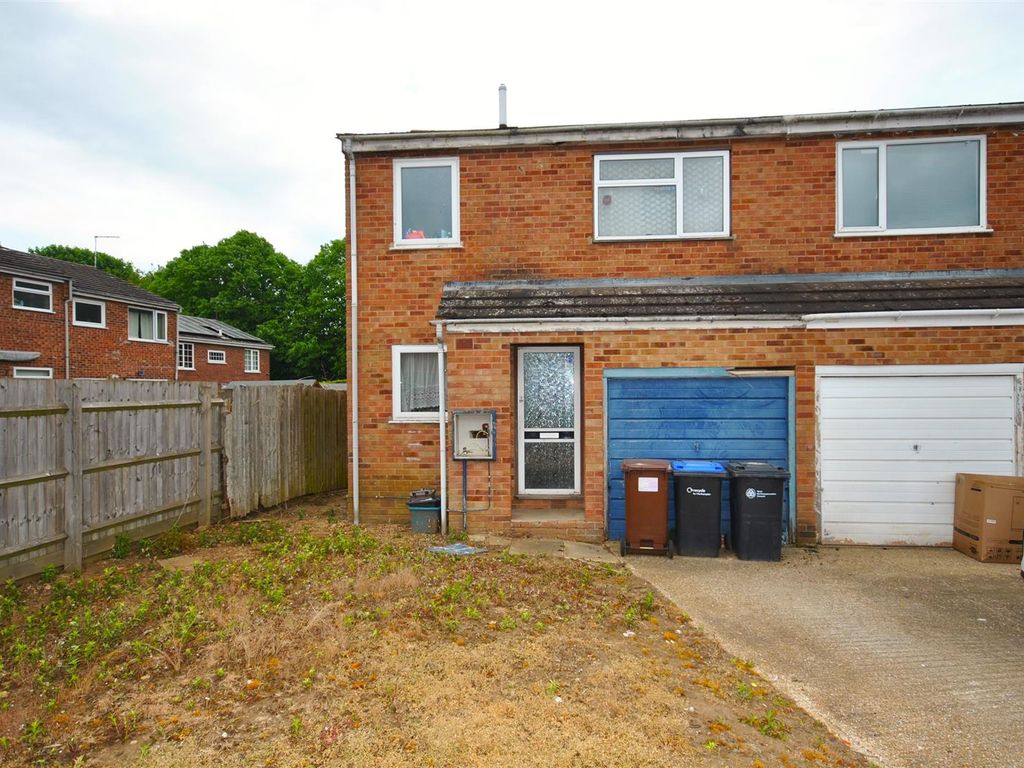 3 bed semidetached house for sale in Lowlands Close, Rectory Farm
