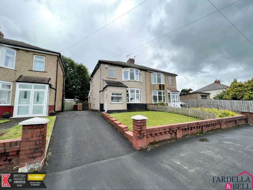 3 bed semidetached house for sale in Rossendale Road, Burnley BB11, £