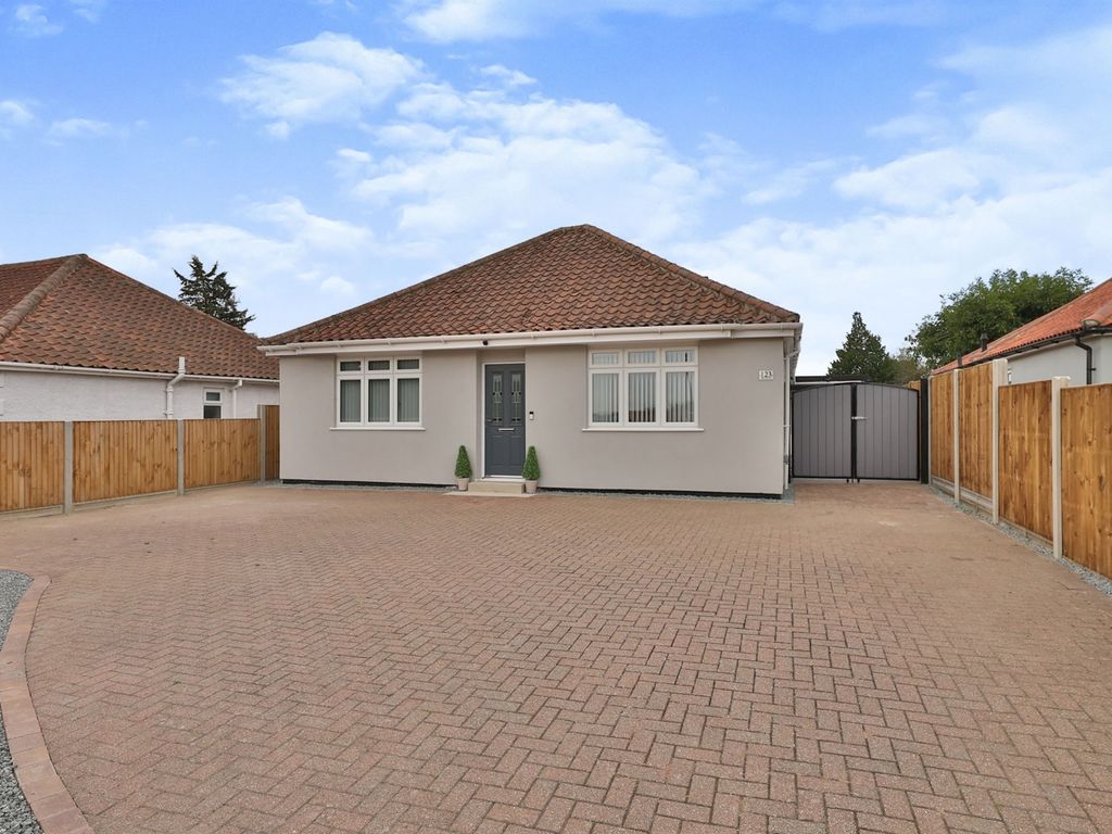 3 bed detached bungalow for sale in Holt Road, Hellesdon, Norwich NR6